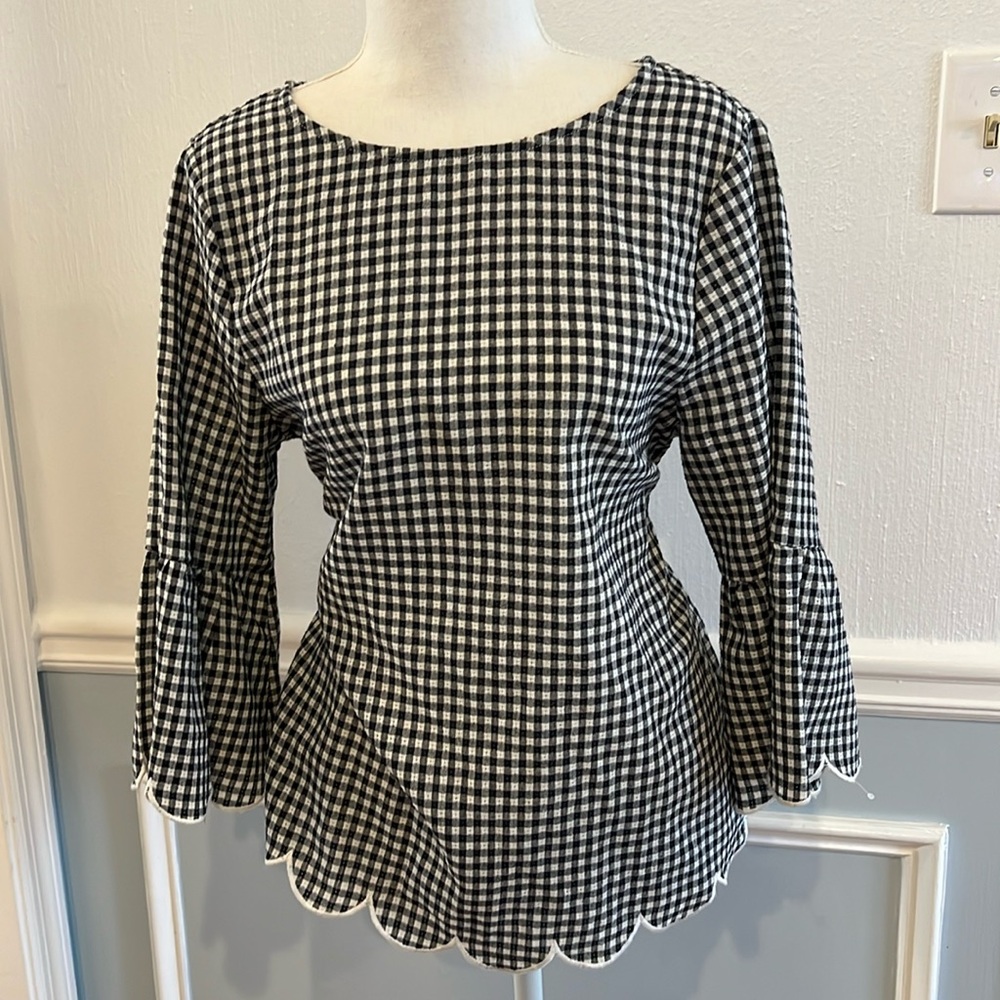 LIKE NEW SCALLOP HEM NAVY AND WHITE CHECKERED GINGHAM PRINT BELL SLEEVES SIZE S